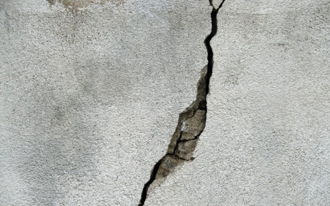 Fissures verticales vs horizontales sur une maison : quelles conséquences ?